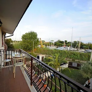A La Vue Bagno Condiviso Shared Both2piano No Lift No Navetta A Pagamento Aria Condizionata Ed Extra Bed 3 Minuti A Piedi Da Bus Per Fiera Di Roma Фьюмичино